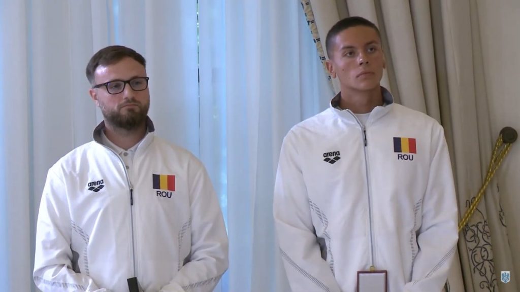 David Popovici y el entrenador Adrian Rădulescu, condecorados por Klaus Iohannis: « Debemos hacer del deporte una prioridad nacional »