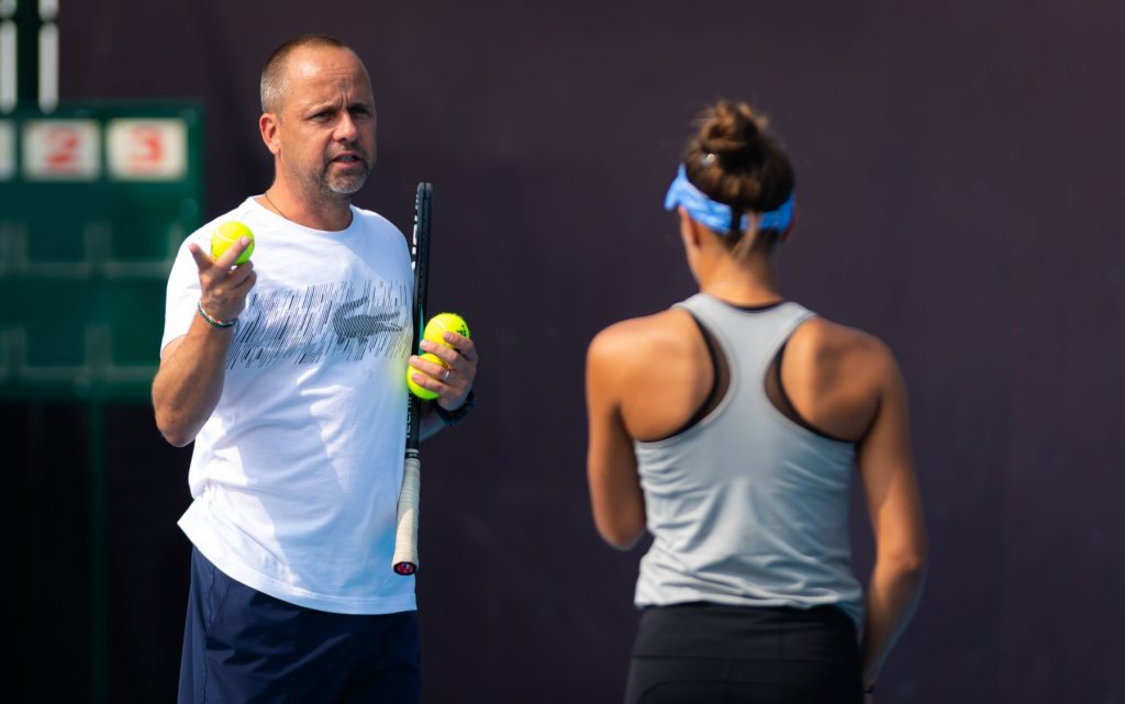 Un ex entrenador de Emma Răducanu explica la ola de despidos en el WTA Tour en los últimos tiempos