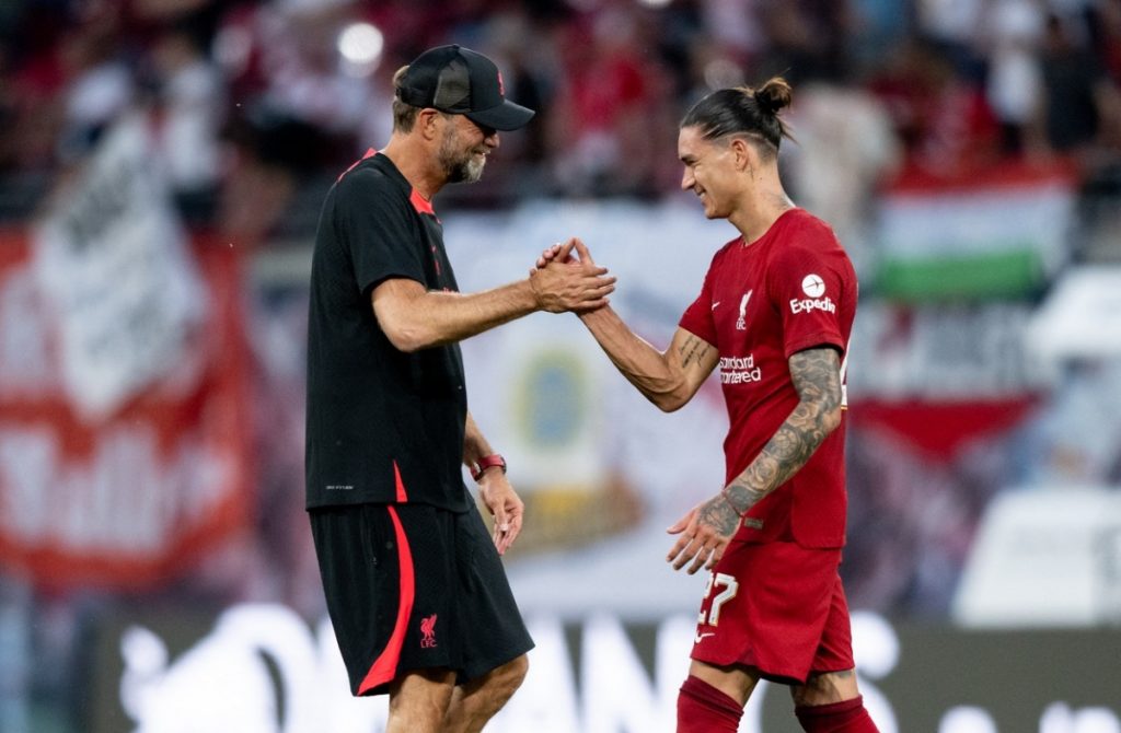 VIDEO Darwin Núñez, el nuevo delantero del Liverpool, marcó cuatro goles en un tiempo contra el RB Leipzig