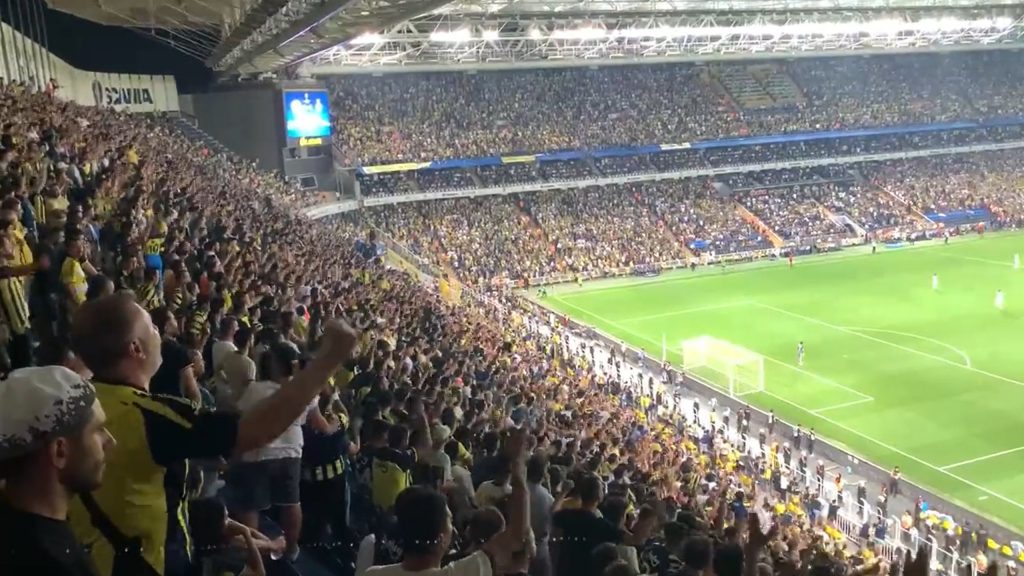 VIDEO Los hinchas del Fenerbahce corearon el nombre de Vladimir Putin en el partido del Dinamo de Kiev – La UEFA promete sanciones