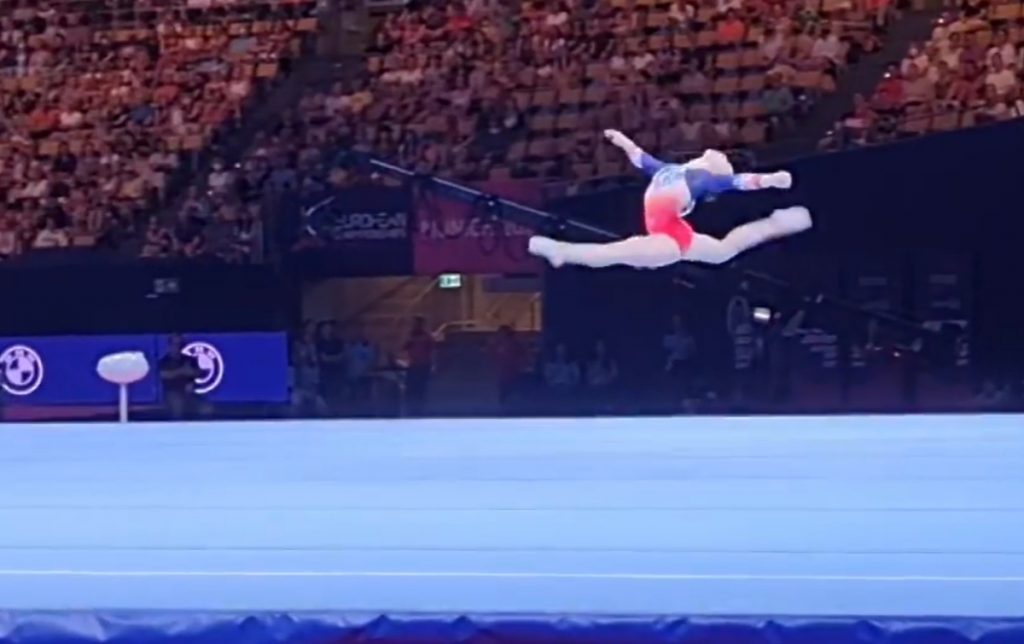 VIDEO CE Gimnasia Artística: Amalia Puflea, oro en suelo y bronce en barra / Sabrina Voinea, en el podio de suelo