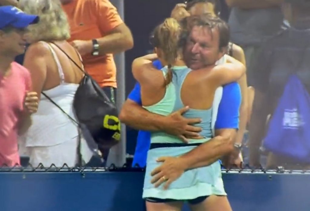 La jugadora Sara Bejlek (16), tocada en el trasero por su padre y su entrenador, reacciona tras el incidente del US Open