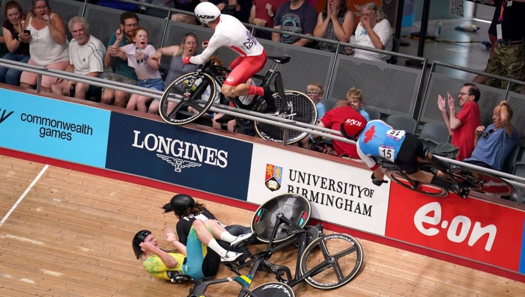 VÍDEO Grave accidente en los Juegos de la Commonwealth: el campeón olímpico “voló” con su bicicleta y golpeó a unos espectadores
