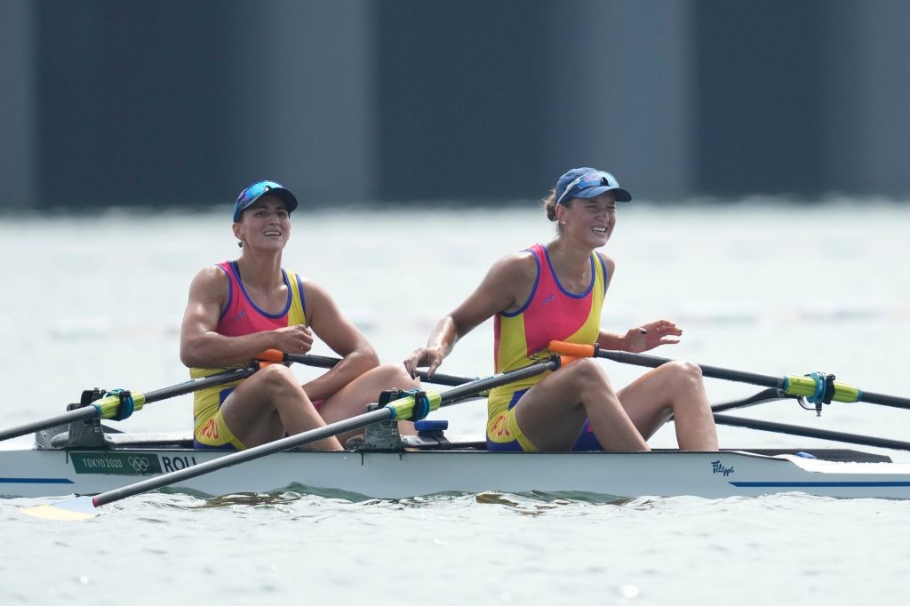 El piragüismo: Ancuța Bodnar y Simona Radiș (doble scull) en la final de la CM – Ambas son campeonas olímpicas