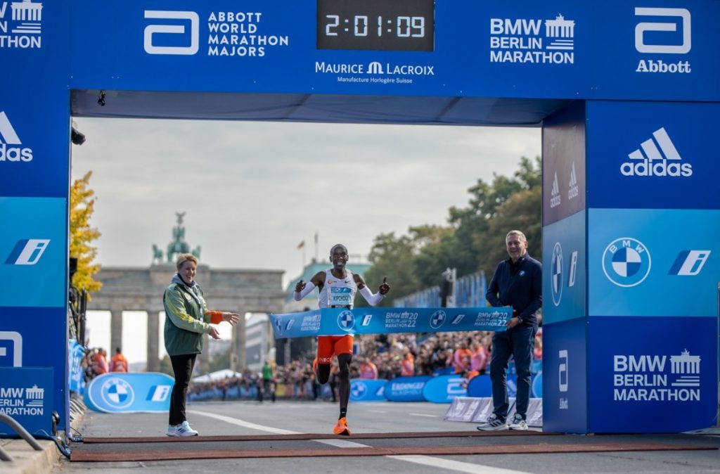 Eliud Kipchoge gana el maratón de Berlín y establece un nuevo récord mundial