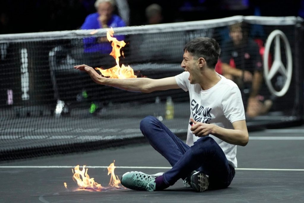 Impactantes imágenes en la Laver Cup 2022: un manifestante se prende fuego en el campo