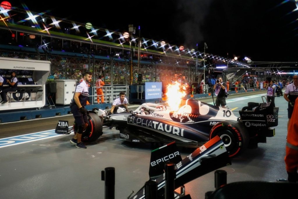 VÍDEO Fórmula 1: El coche de Pierre Gasly se incendia en Singapur / Resultados de los primeros entrenamientos libres