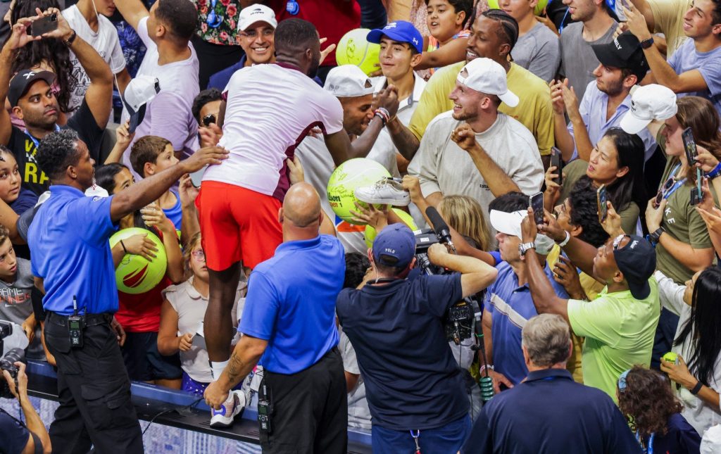 VIDEO La historia del día en la tribuna del US Open – Lo que se puede hacer con un vaso de cerveza