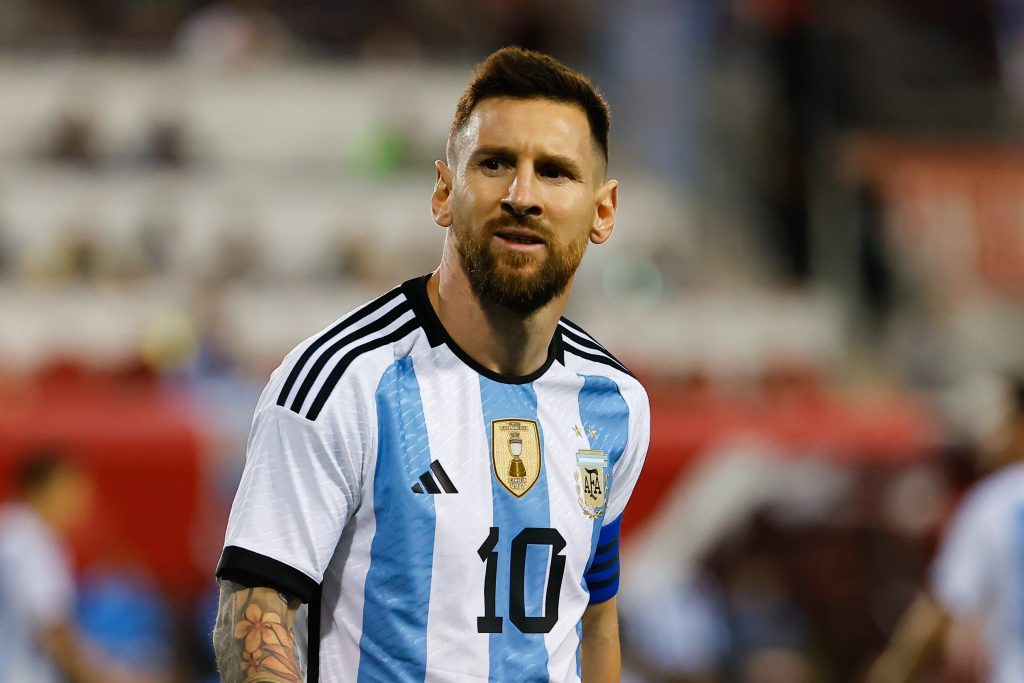 VIDEO Lionel Messi y el autógrafo más extraño de su carrera