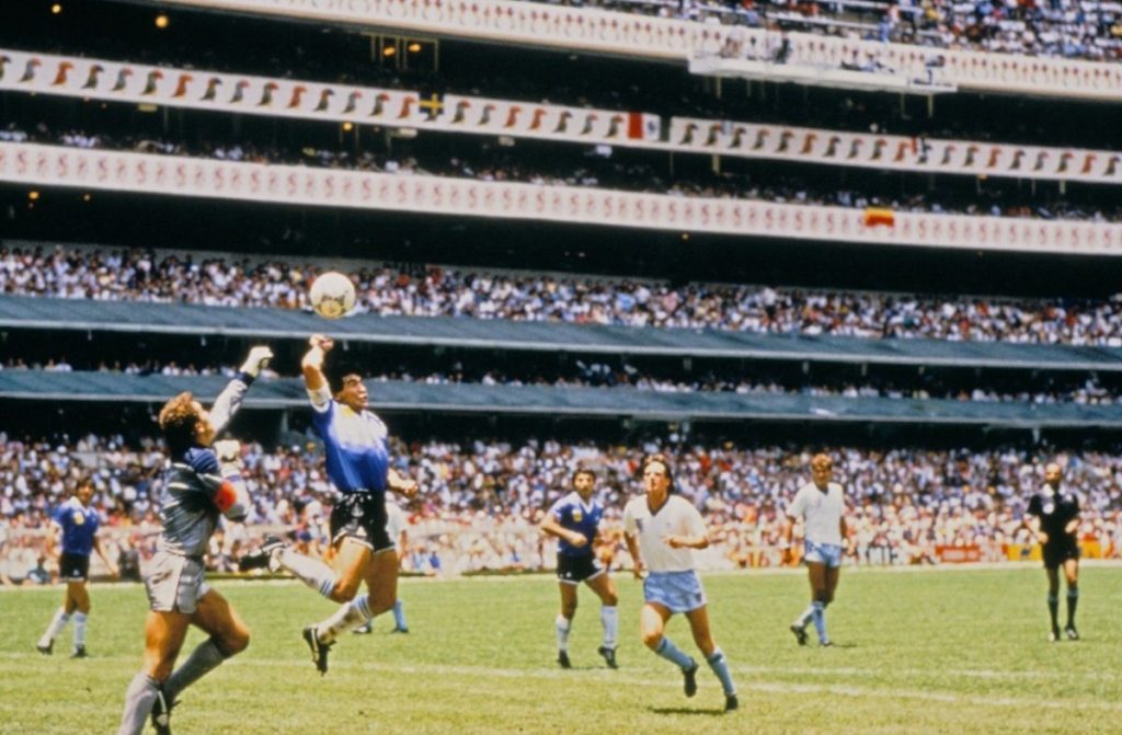 La fabulosa cantidad por la que se venderá el balón del partido en el que Diego Maradona marcó con la “mano de Dios”