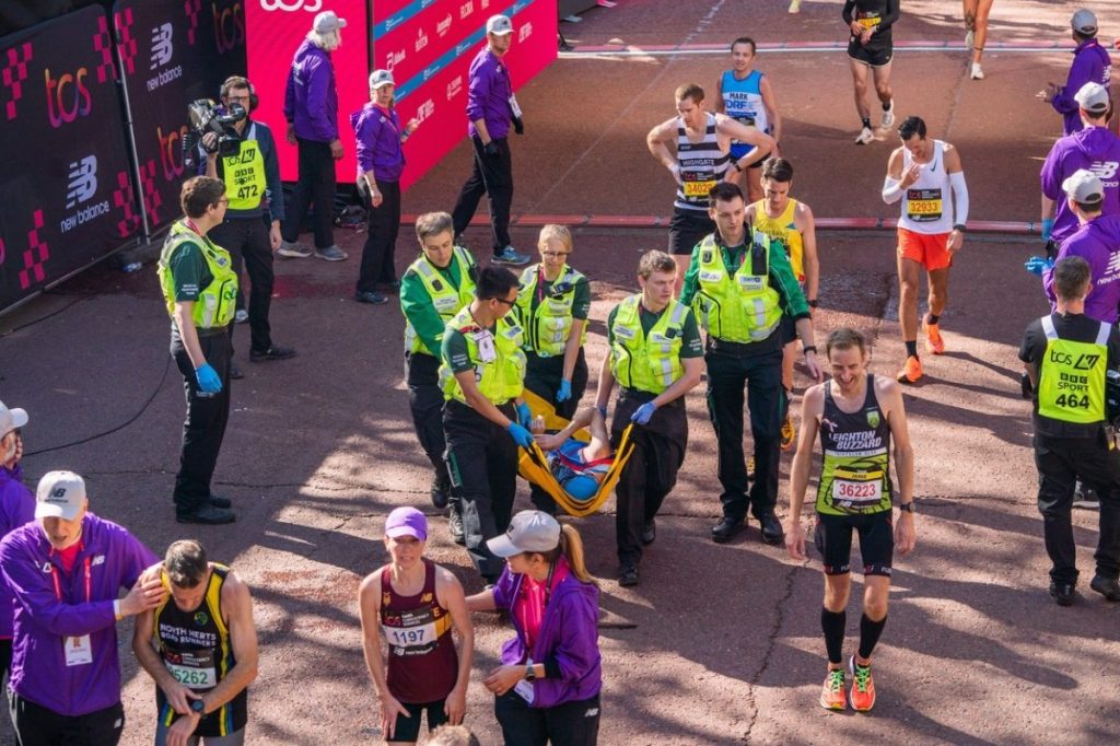Maratón de Londres: Un participante murió tras desplomarse durante la carrera