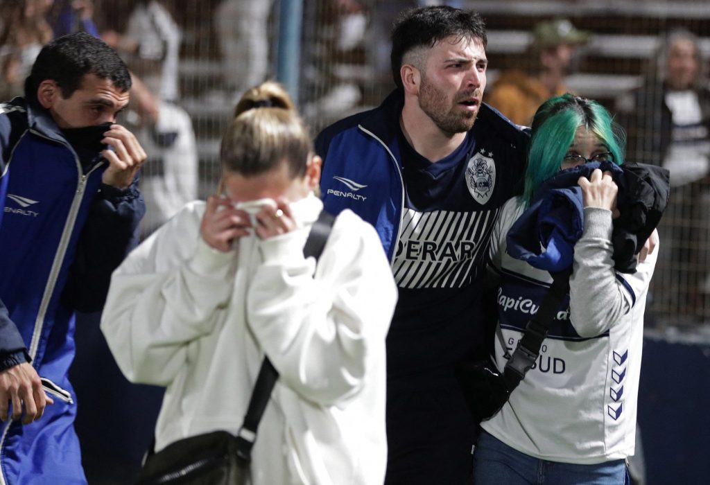 VIDEO Graves incidentes en Argentina – Un hincha murió en el partido entre Gimnasia La Plata y Boca Juniors