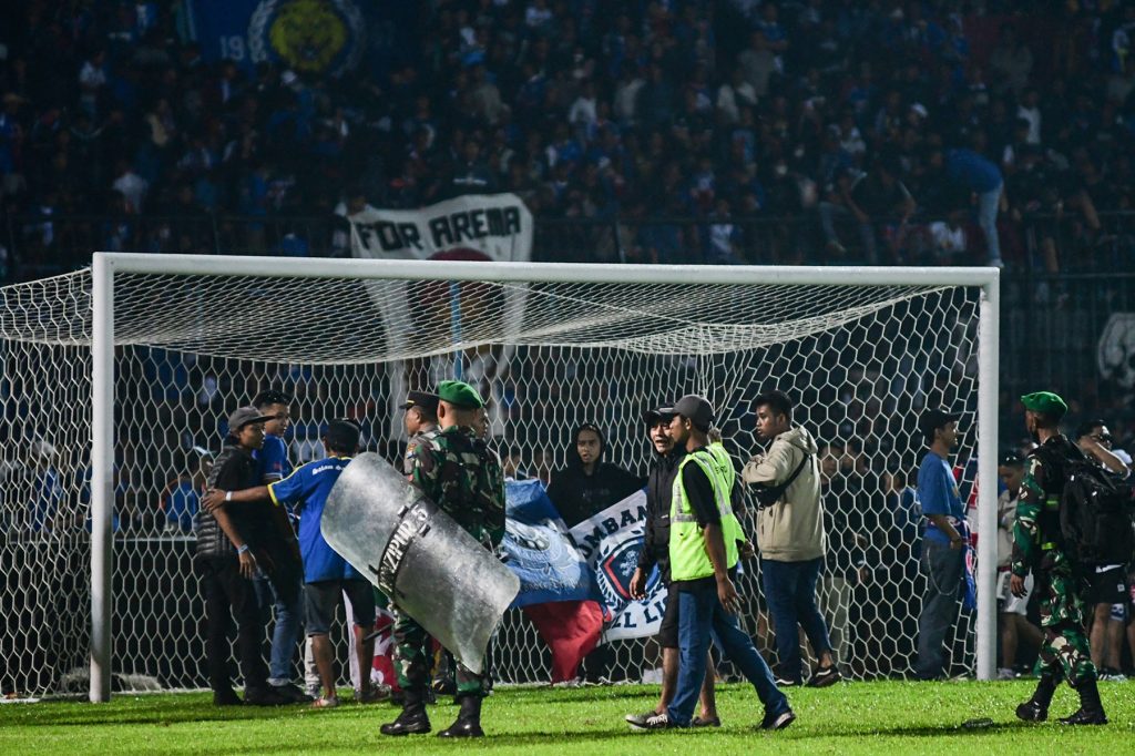 VIDEO Tragedia en Indonesia – Al menos 127 muertos en un partido de fútbol entre dos equipos rivales