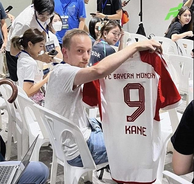 El Tottenham PROHÍBE la entrada a un reportero alemán que exhibió una camiseta del Bayern de Múnich con el nombre y el dorsal 9 de Harry Kane ante el jefe Ange Postecoglou