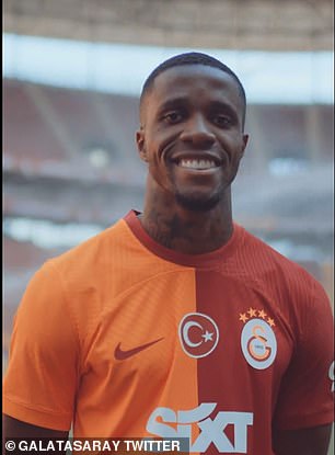 Wilfried Zaha cierra su fichaje por el Galatasaray y el equipo turco confirma la llegada de la leyenda del Crystal Palace como agente libre por tres años.