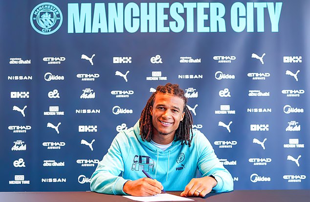 Nathan Ake firma un nuevo contrato con el Manchester City por valor de 160.000 libras a la semana hasta 2027 tras sus cruciales actuaciones la pasada temporada e insiste en que es un “privilegio” trabajar con Pep Guardiola.