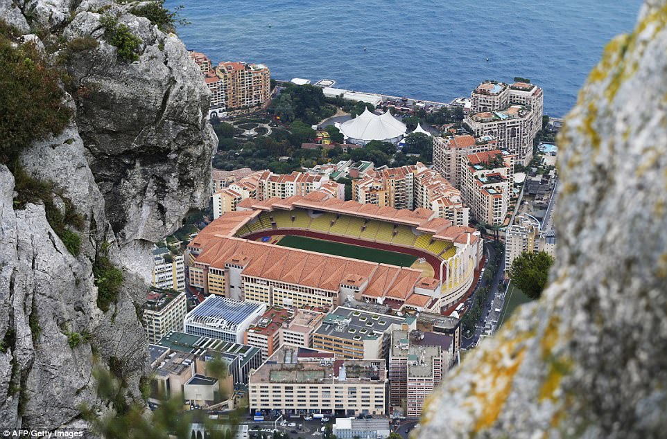 El Estadio Luis II de Mónaco es un recinto curioso