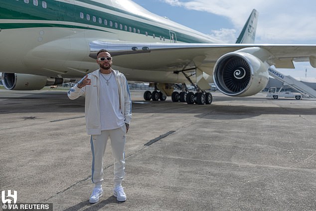 Neymar aterriza en Arabia Saudí y el primo del primer ministro saudí le presta un Boeing 747 privado para que viaje de París a Riad.