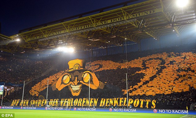 Sorprendente pancarta del Borussia Dortmund ante el Málaga en la Liga de Campeones