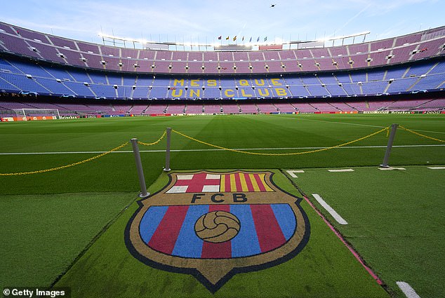 El Barcelona es ACUSADO de soborno después de que la policía allanara las oficinas de la Federación Española de Fútbol en relación con los supuestos pagos de 6 millones de libras del club al vicepresidente del comité de árbitros español.