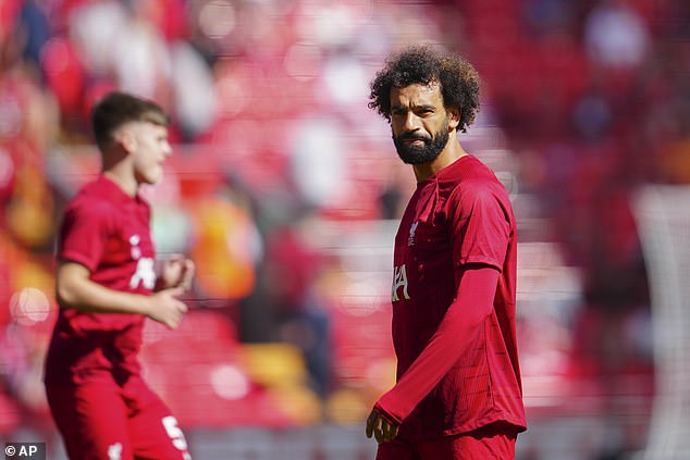 Mohamed Salah debería “salir y decir que SE QUEDA en el Liverpool” para acabar con las especulaciones sobre su futuro, insiste CHRIS SUTTON en el podcast de Mail Sport ‘It’s All Kicking Off’.