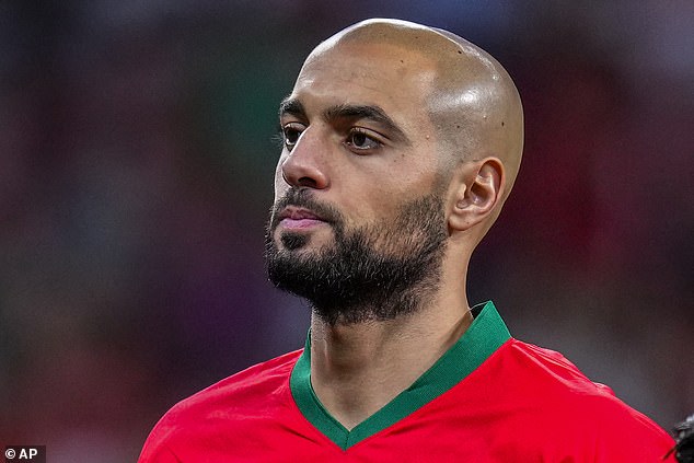 Sofyan Amrabat, nuevo jugador del Manchester United, se retira de la selección marroquí por lesión y Erik ten Hag se enfrenta a otro quebradero de cabeza tras su difícil inicio de temporada.