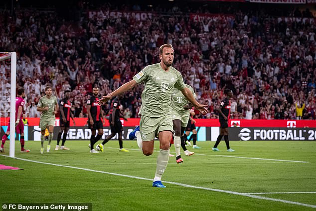 Rio Ferdinand afirma que Harry Kane, delantero del Bayern de Múnich, tendrá “la sartén por el mango” para tumbar al Manchester United en su camino hacia la Liga de Campeones
