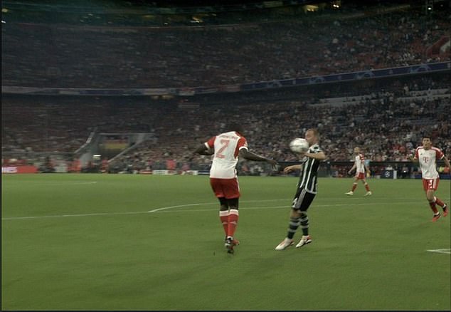 Los aficionados del Manchester United afirman que “ya no entienden lo que es un penalti” cuando el Bayern de Múnich recibe un penalti por mano de Christian Eriksen.